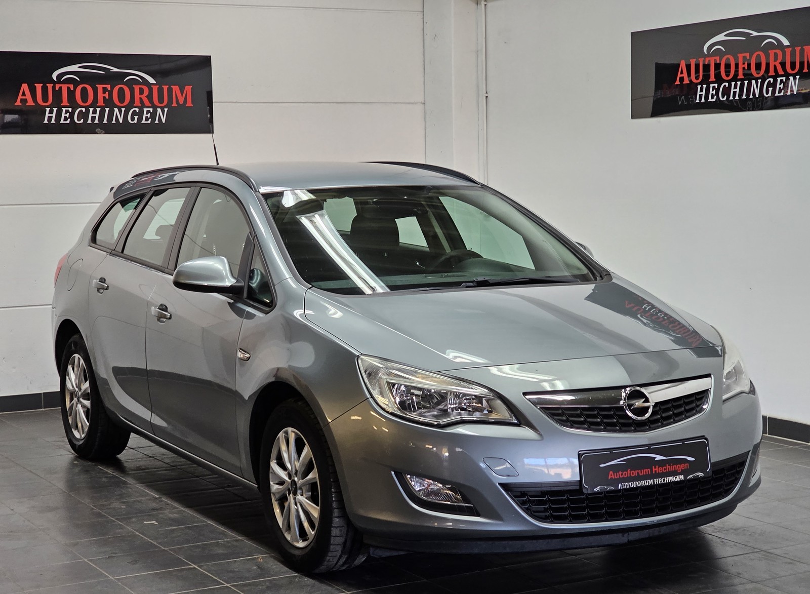 Opel Astra J Sports Tourer AHK
