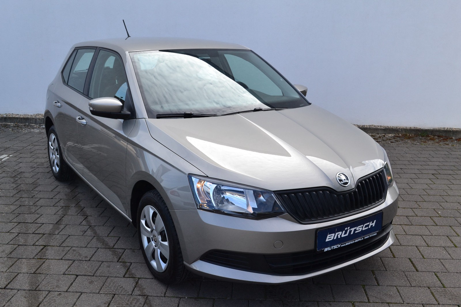 Skoda Fabia зеленая