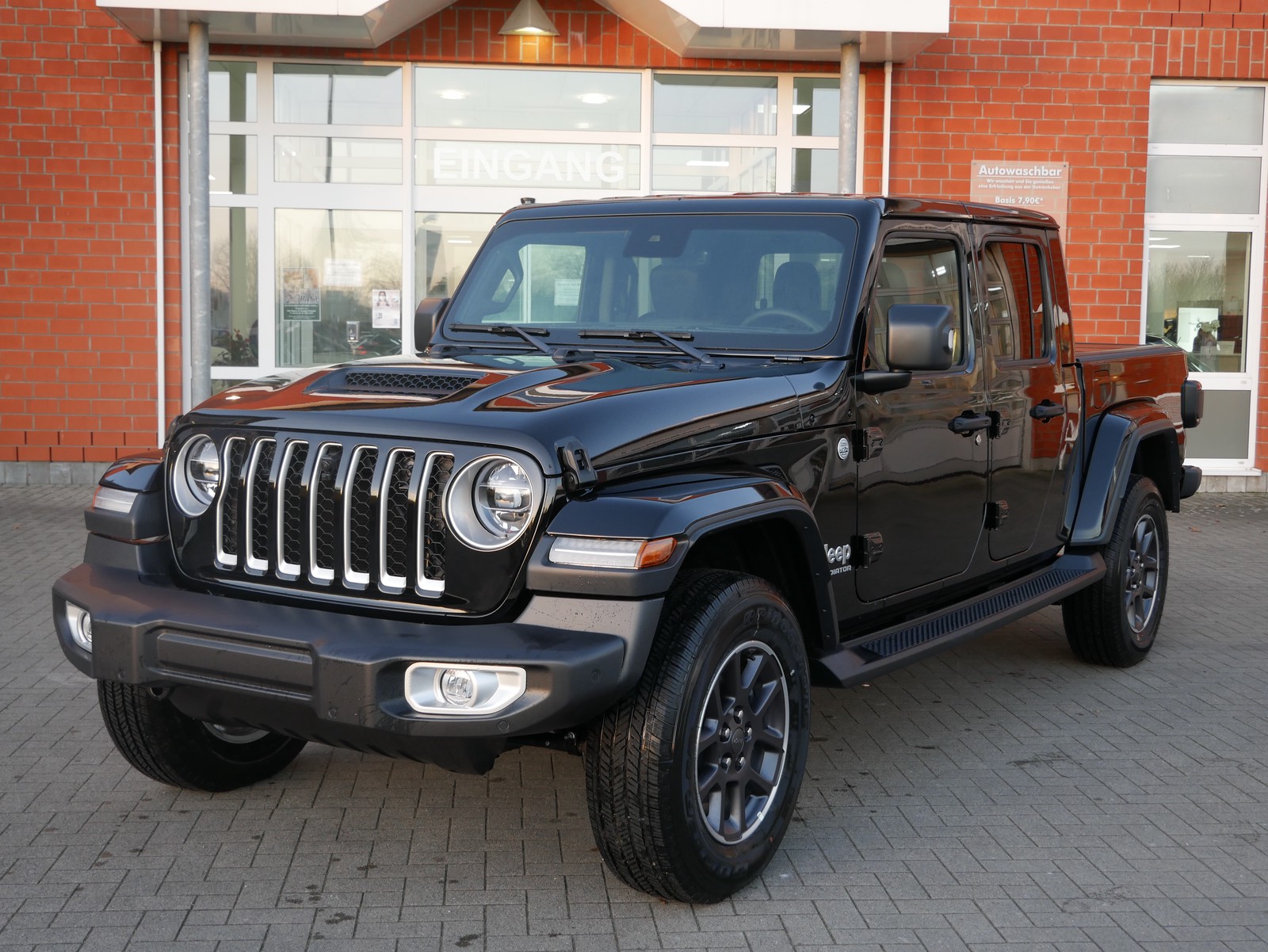 Jeep Gladiator Overland 3.0 V6 CRD Tri-Fold Cover + Offroad Cam