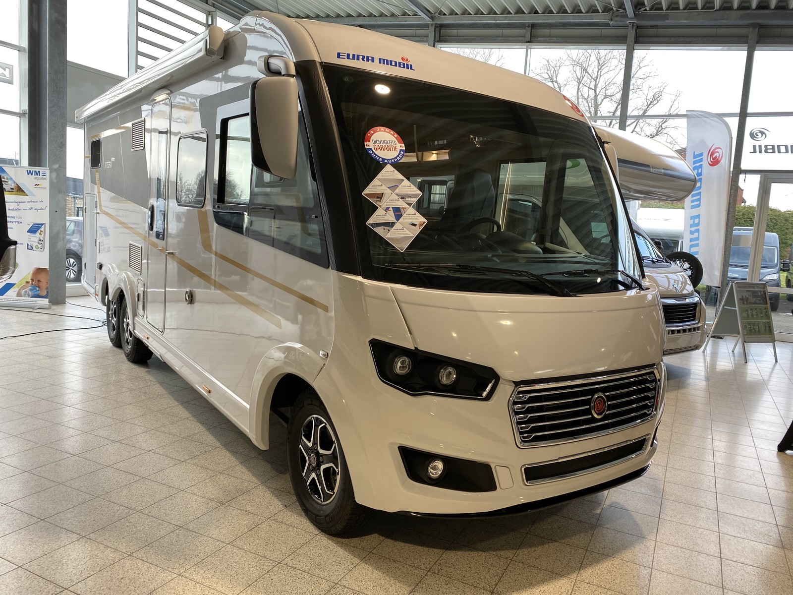 Eura Mobil Integra 760 EF 3-Achser Voll Dachklima Leder Alko-Hubstützanlage AHK