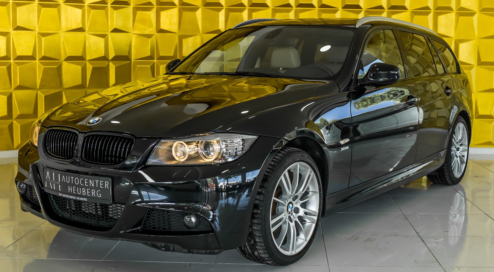 BMW 330 xDrive M SPORTPAKET/NAVI/LEDER/PANO/XEN.1.Hd