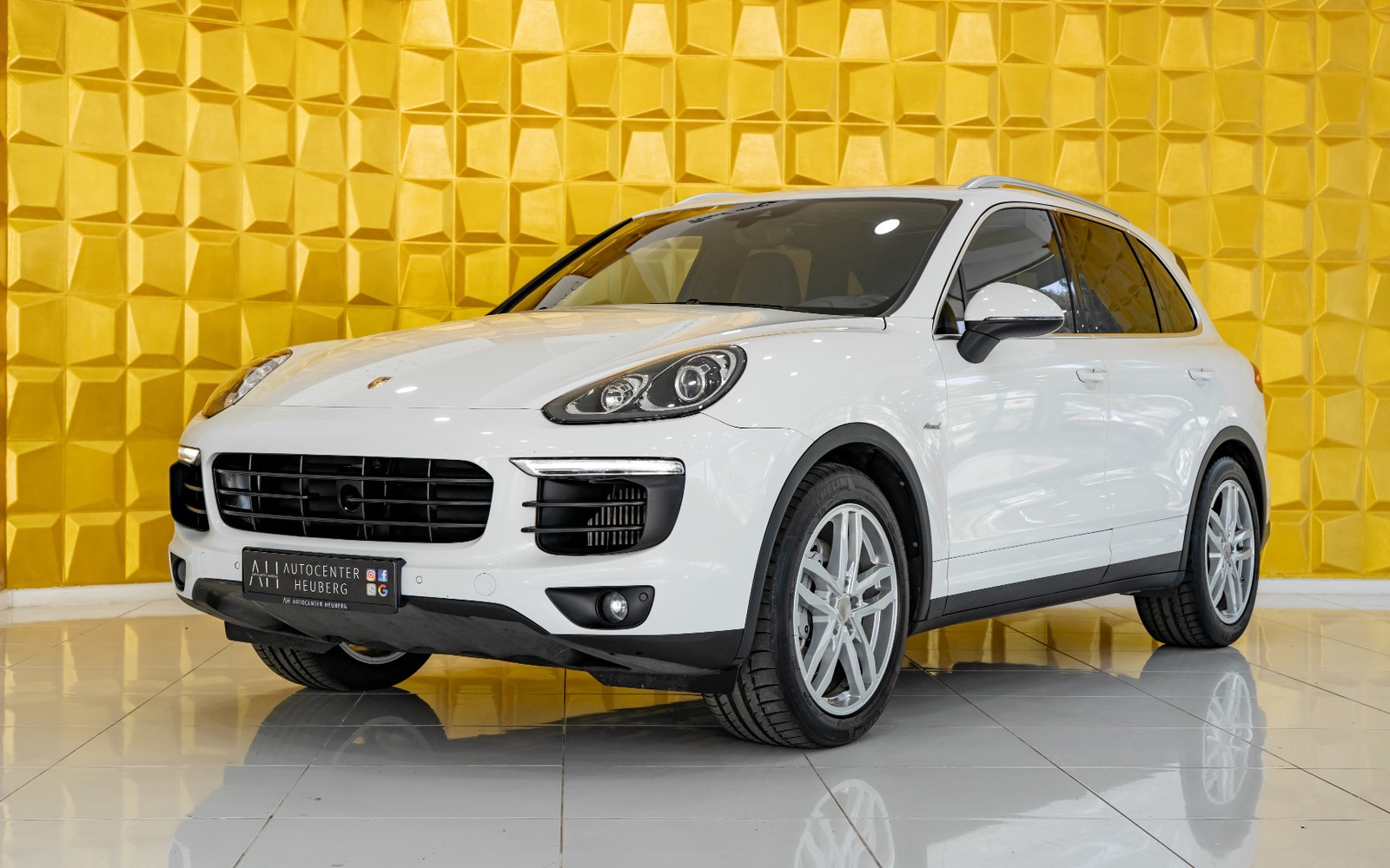 Porsche Cayenne V8 DIESEL KAM PANO LUFT ACC 1.HD 20"