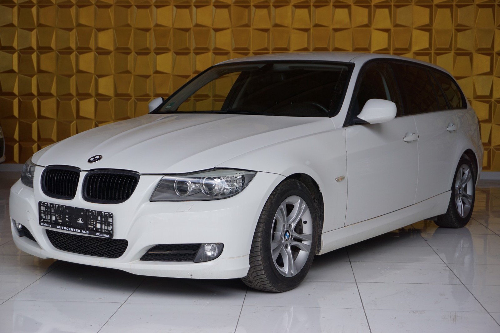 BMW 320d /NAVI/TEMPOMAT/XENON/EURO 5/PDC/
