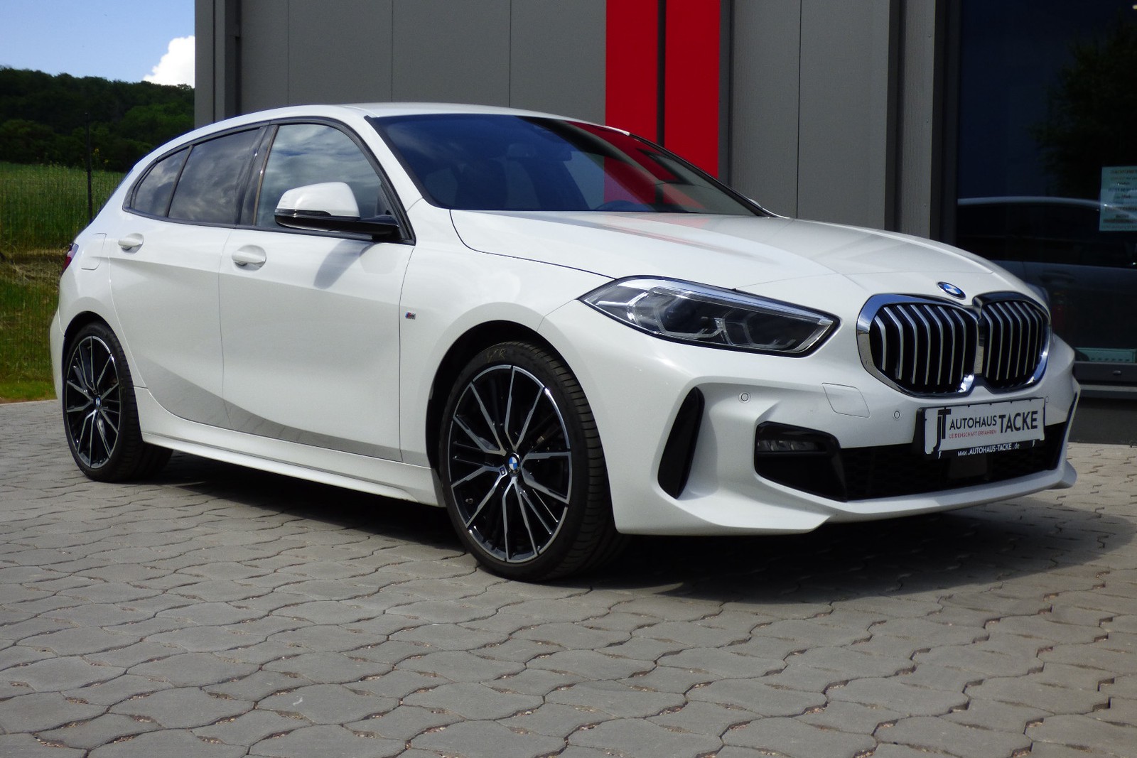 BMW 118 i M Sport AHK, LED, SHZ, 8 fach bereift