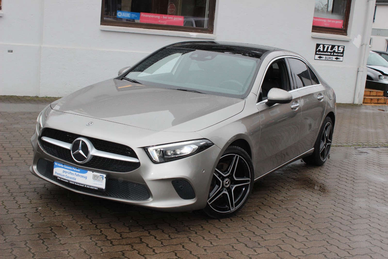 Mercedes-Benz A 180 d Limousine DCT Leder+Navi+Panoramadach+Multibeam LED