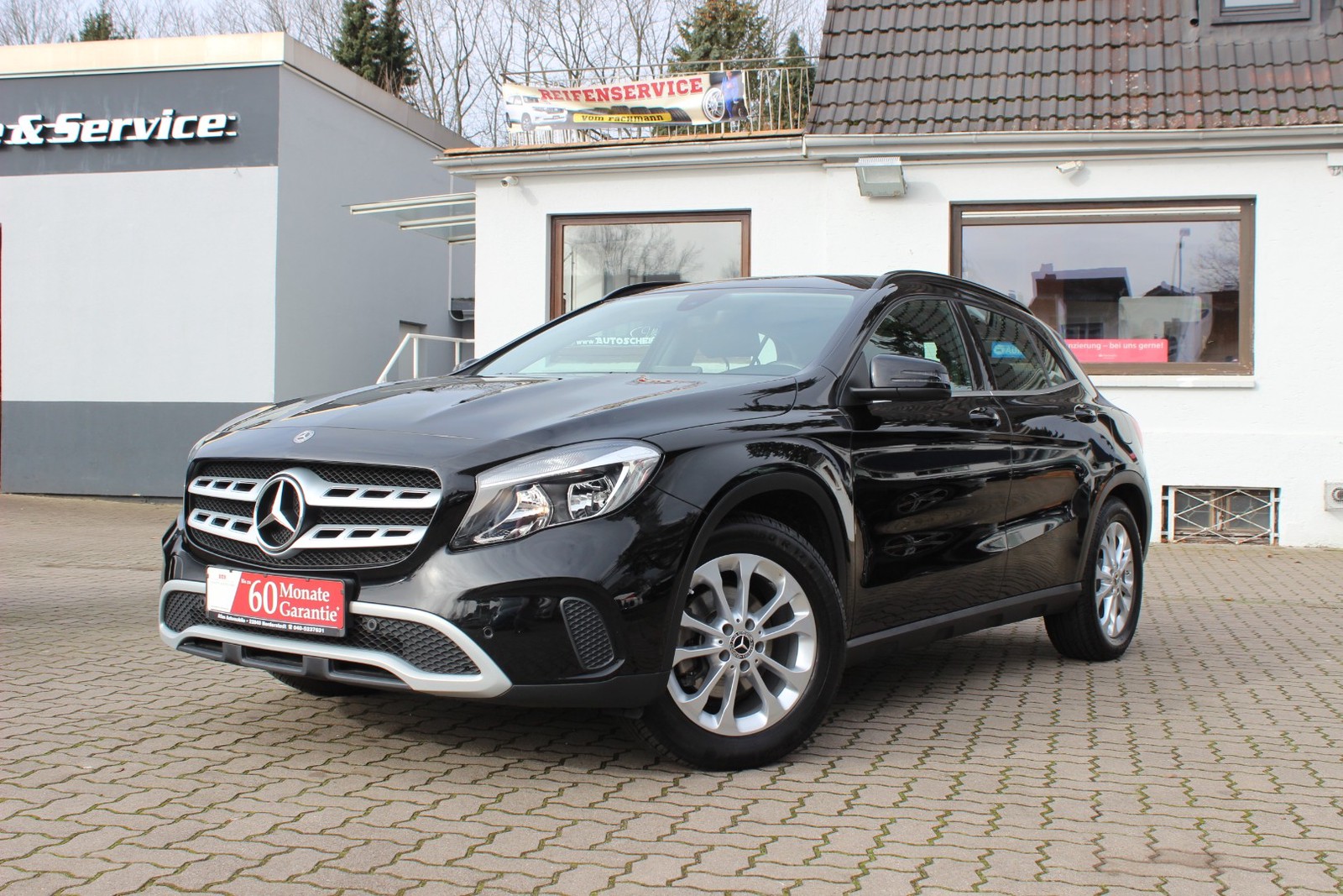 Mercedes-Benz GLA 180 Style Exterieur & Interieur+Navi+Leder