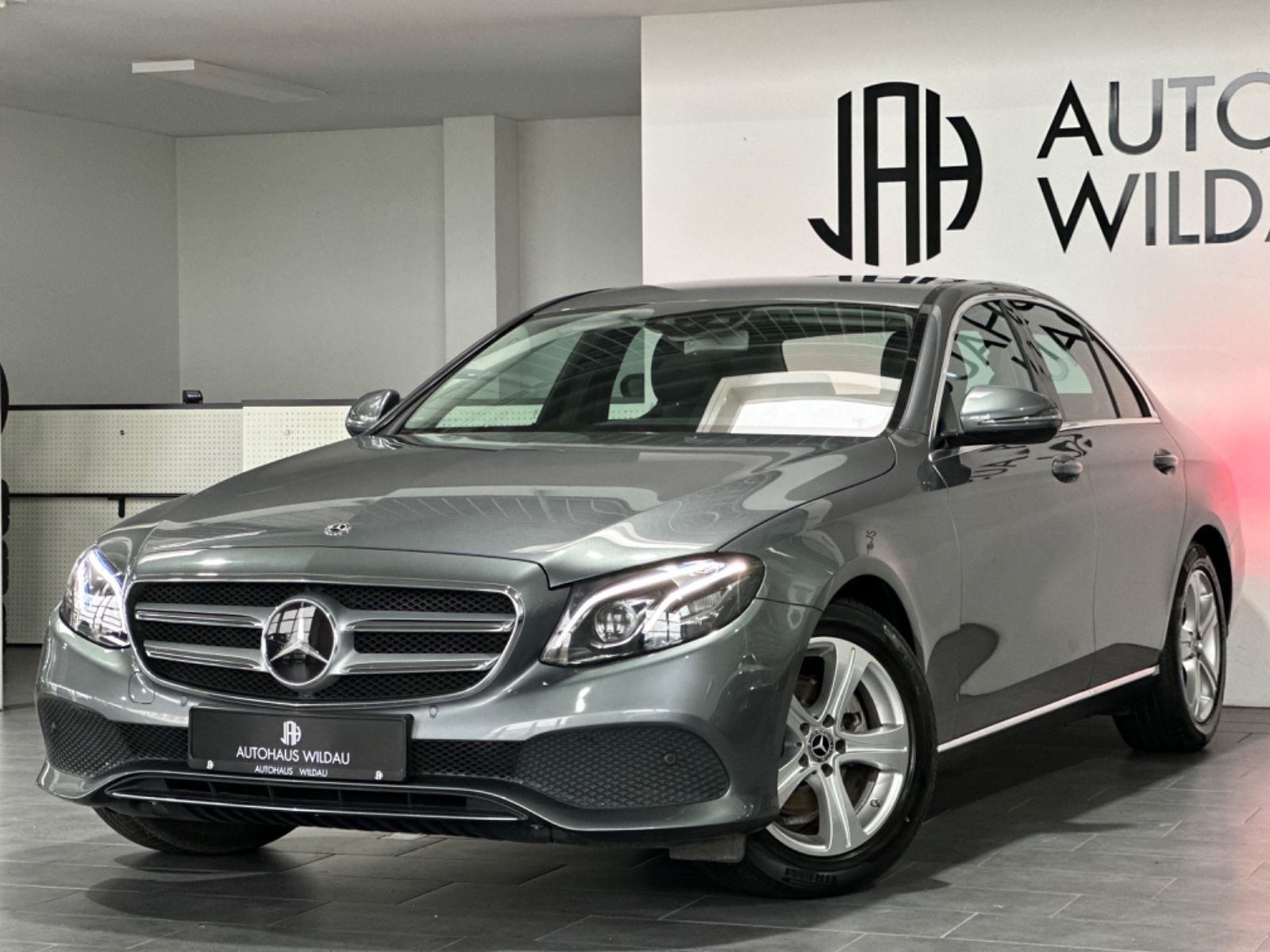Mercedes-Benz E 200 *WIDESCREEN*AMBIENTE*AUT*LED*