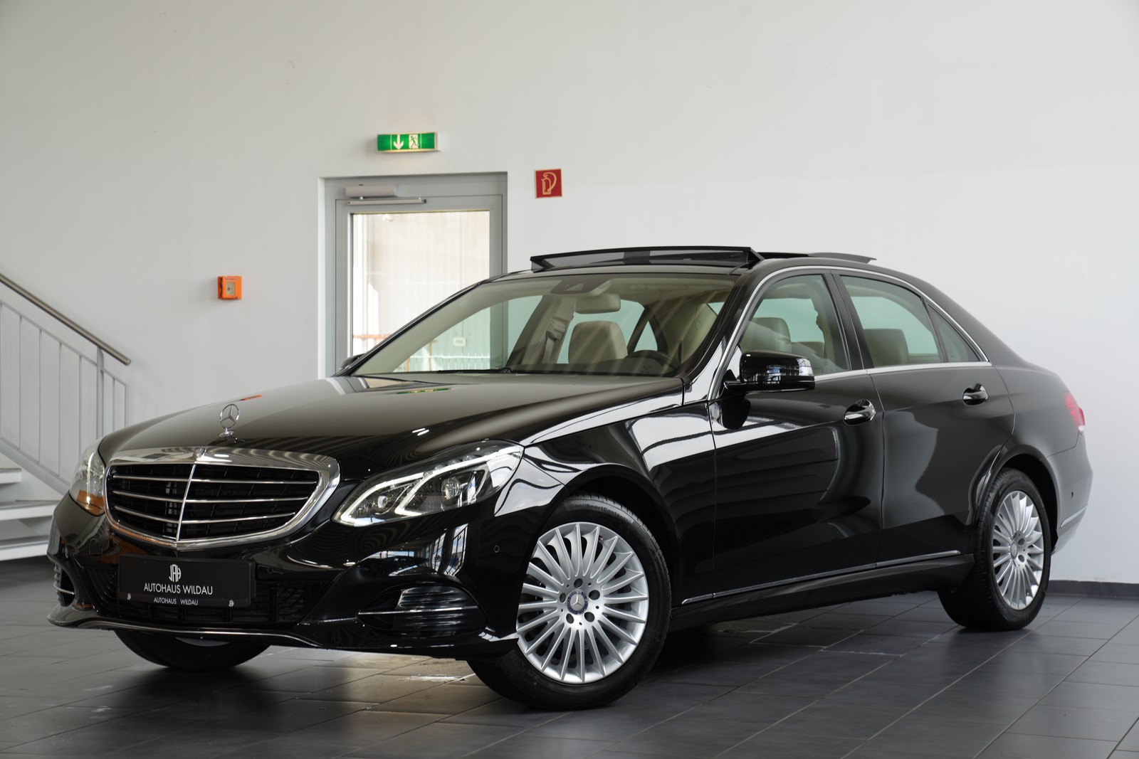 Mercedes-Benz E 200 CGI  AUTOMATIK PANO TOP-ZUSTAND