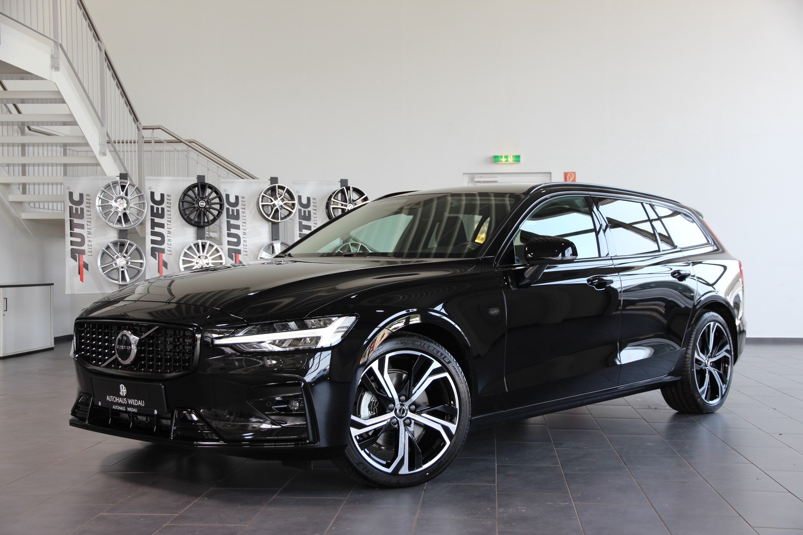 Volvo V60 Kombi Plus Dark R Design AHK