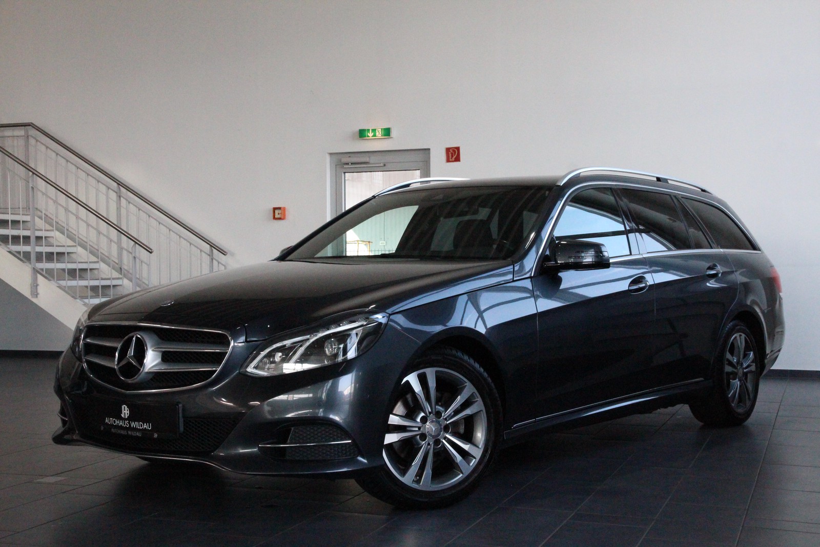Mercedes-Benz E 200 CGI BlueEfficiency  AUT LED AHK NAV