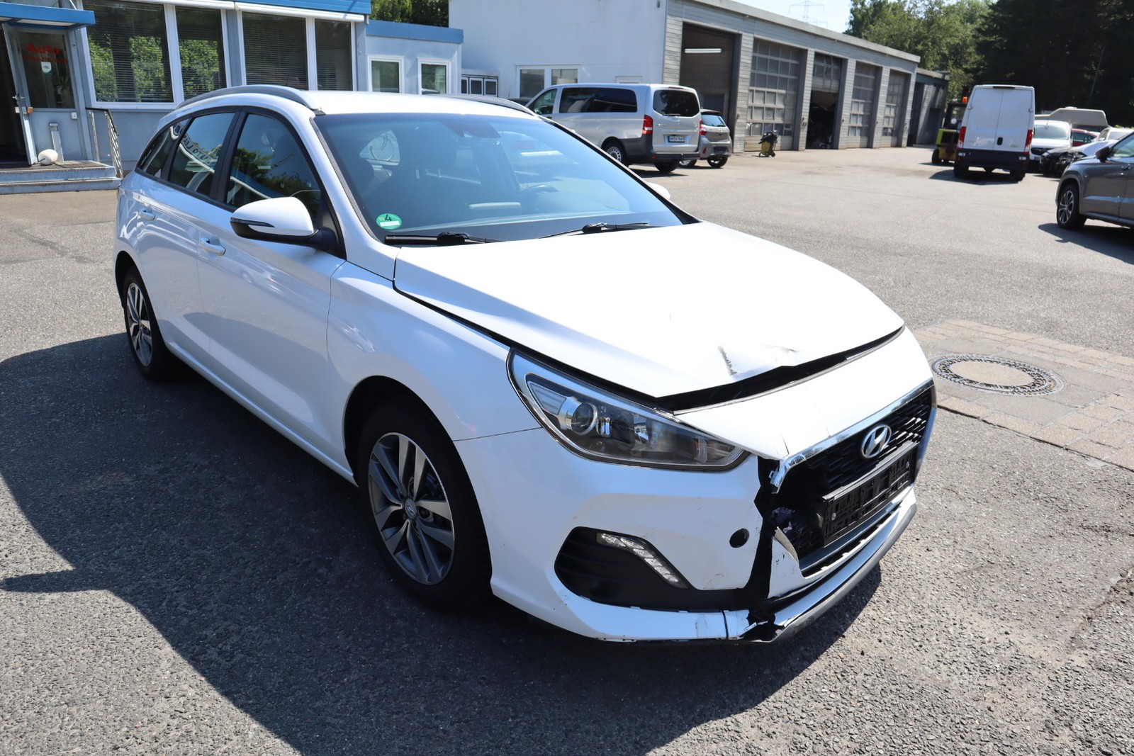 Hyundai i30 CW 1.6 CRDi Automatik aus 1.Hand Kamera. Navi. SHZ. PDC.