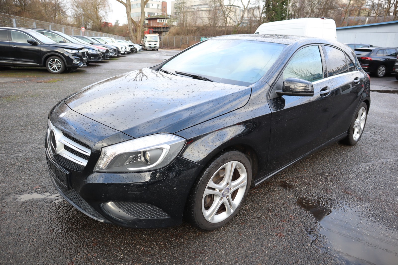 Mercedes-Benz A 180 i Autom. Elegance Special Edition Kamera. Navi. Pano. SHZ. PDC. Alu.