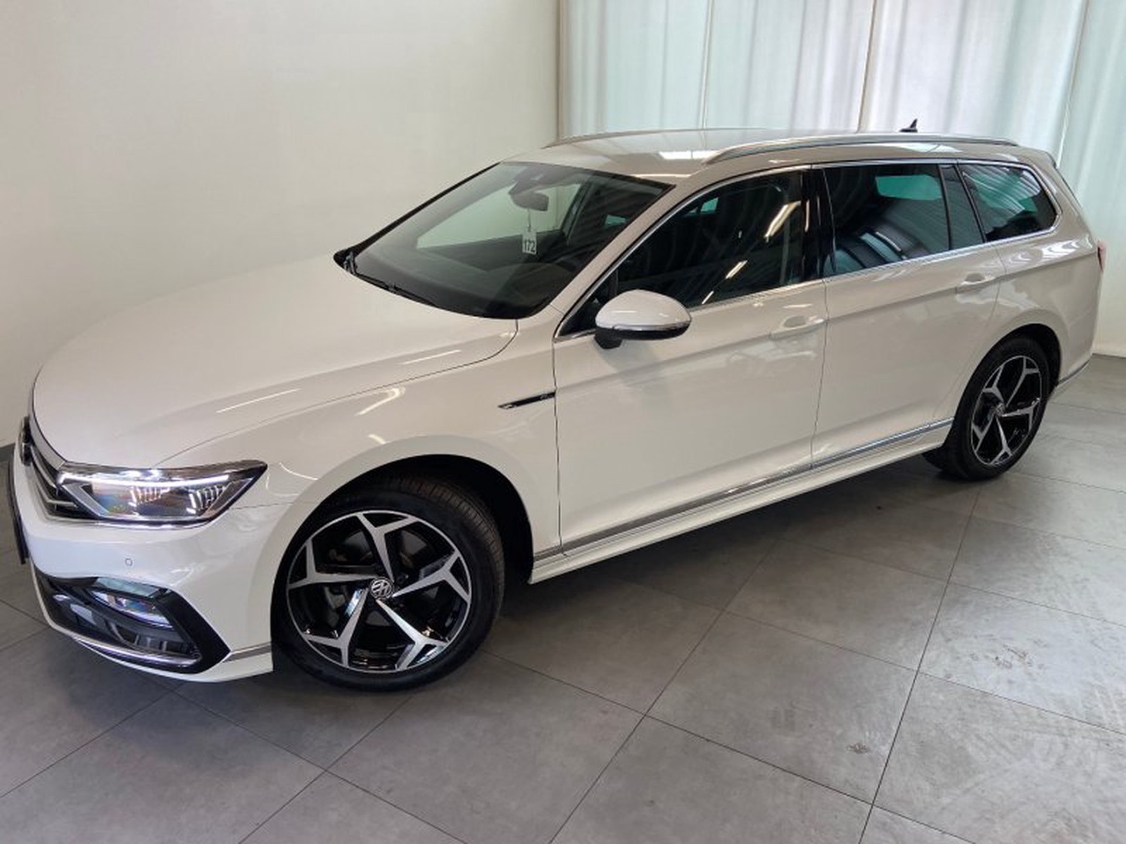 Volkswagen Passat Variant R-LINE MATRIX AHK NAVI 18"