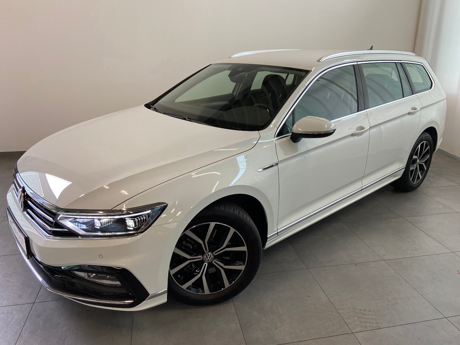 Volkswagen Passat Variant 4M DSG R-LINE AHK MATRIX STANDHEIZ ELEGANCE LED