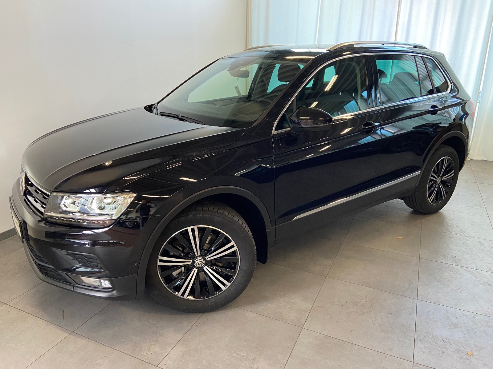 Volkswagen Tiguan 2.0 TSI DSG 4M AHK STANDHEIZUNG 18"