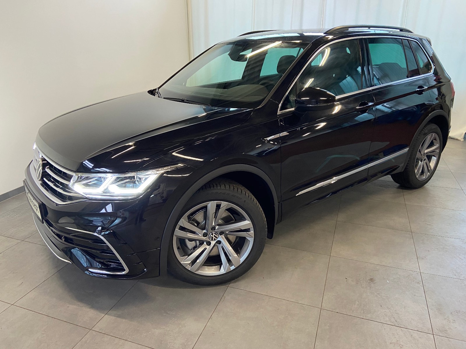 Volkswagen Tiguan 2.0 TDI R-Line 4M AHK STANDHEIZUNG KAMERA 19"