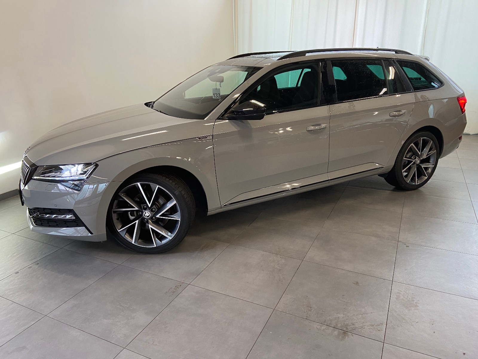 Skoda Superb Combi 2.0 TDI SportLine DSG PANO AHK 4 J GARANT