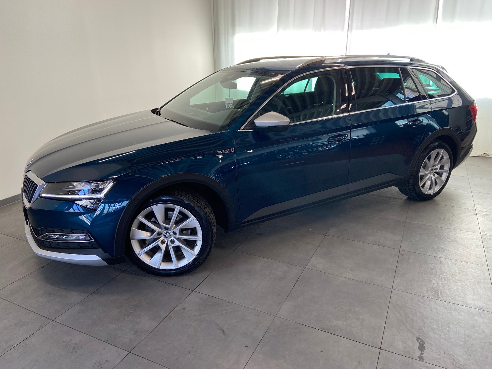 Skoda Superb Scout 4x4 2.0 TDI NAVI LEDER AHK ACC MATRIX