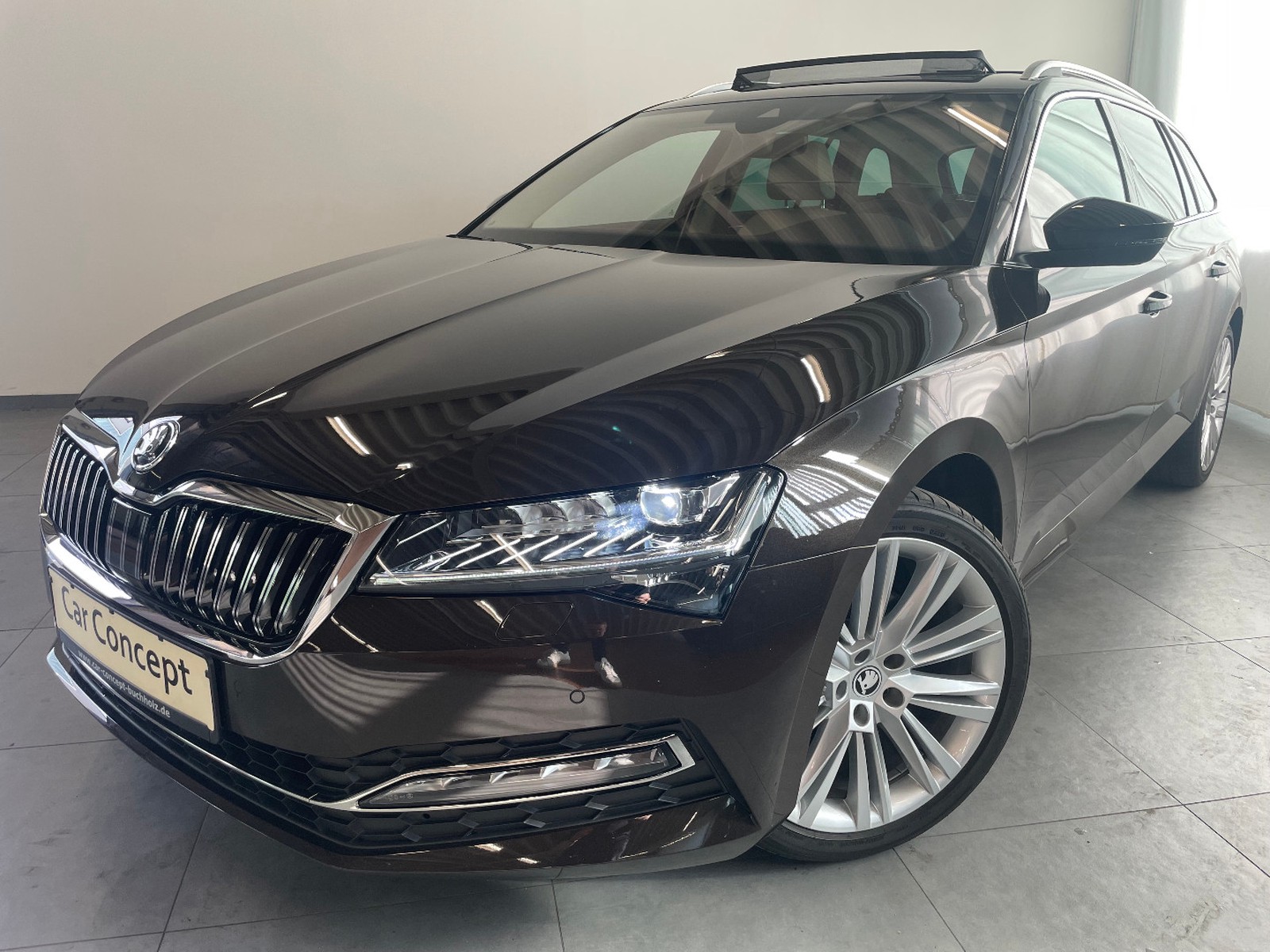 Skoda Superb Combi Premium 4x4 PANO AHK StHz LEDER