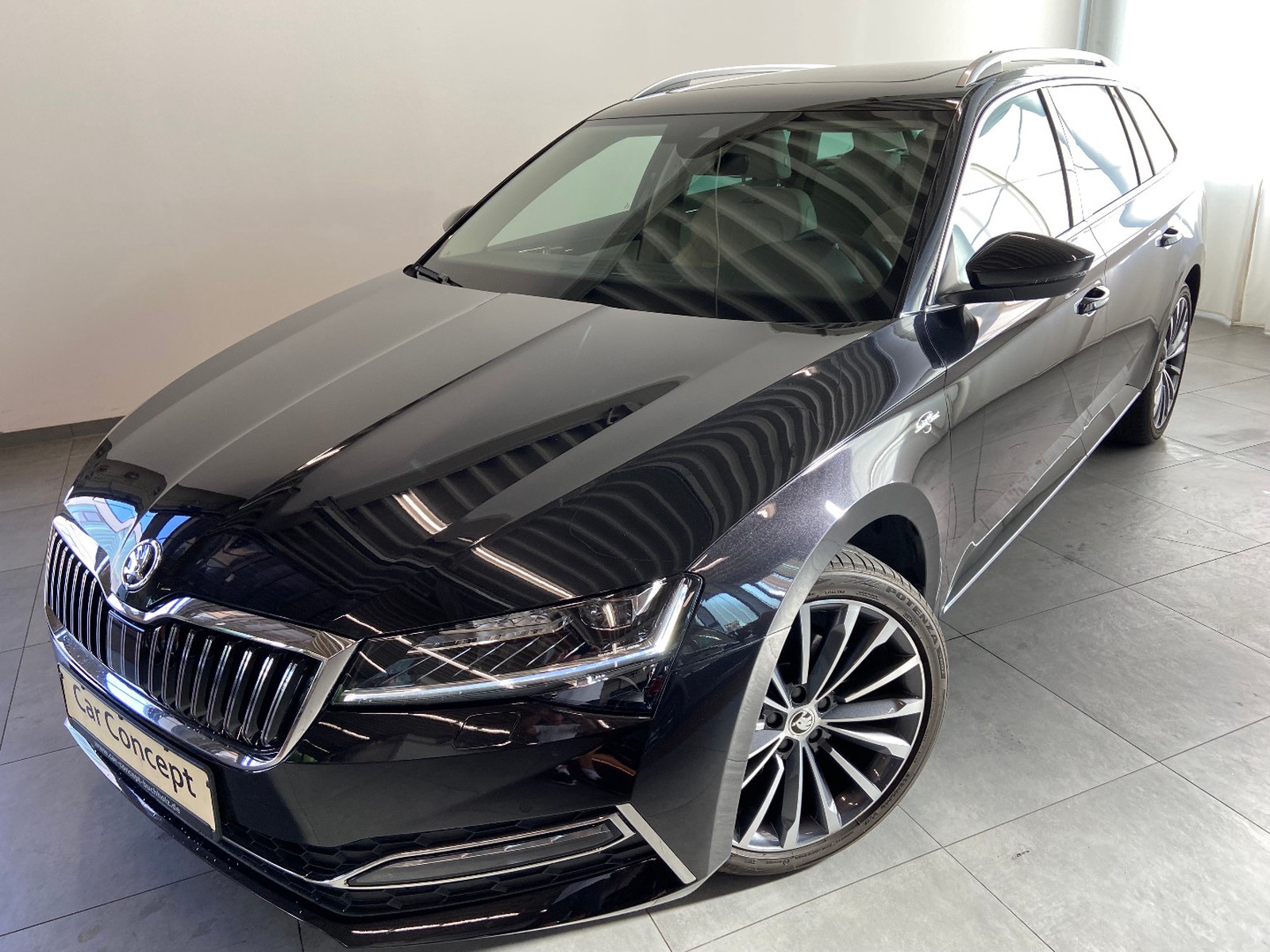 Skoda Superb Combi L&K 4x4 PANO AHK StHz CANTON 19"