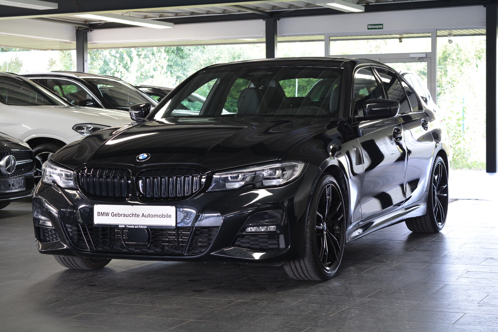 BMW 320 i xDrive Lim. M Sport ACC/HEAD-UP/GLASDACH/LEDER
