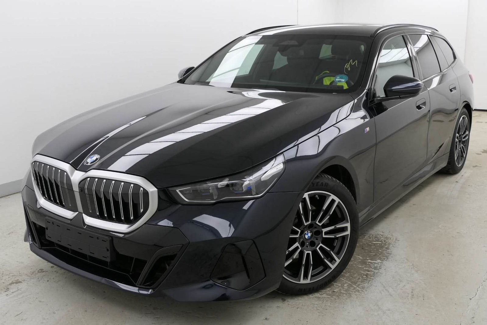 BMW 520i M Sport AHK/MMRY/HUD/PANO/STNDHZNG/H&K/360°