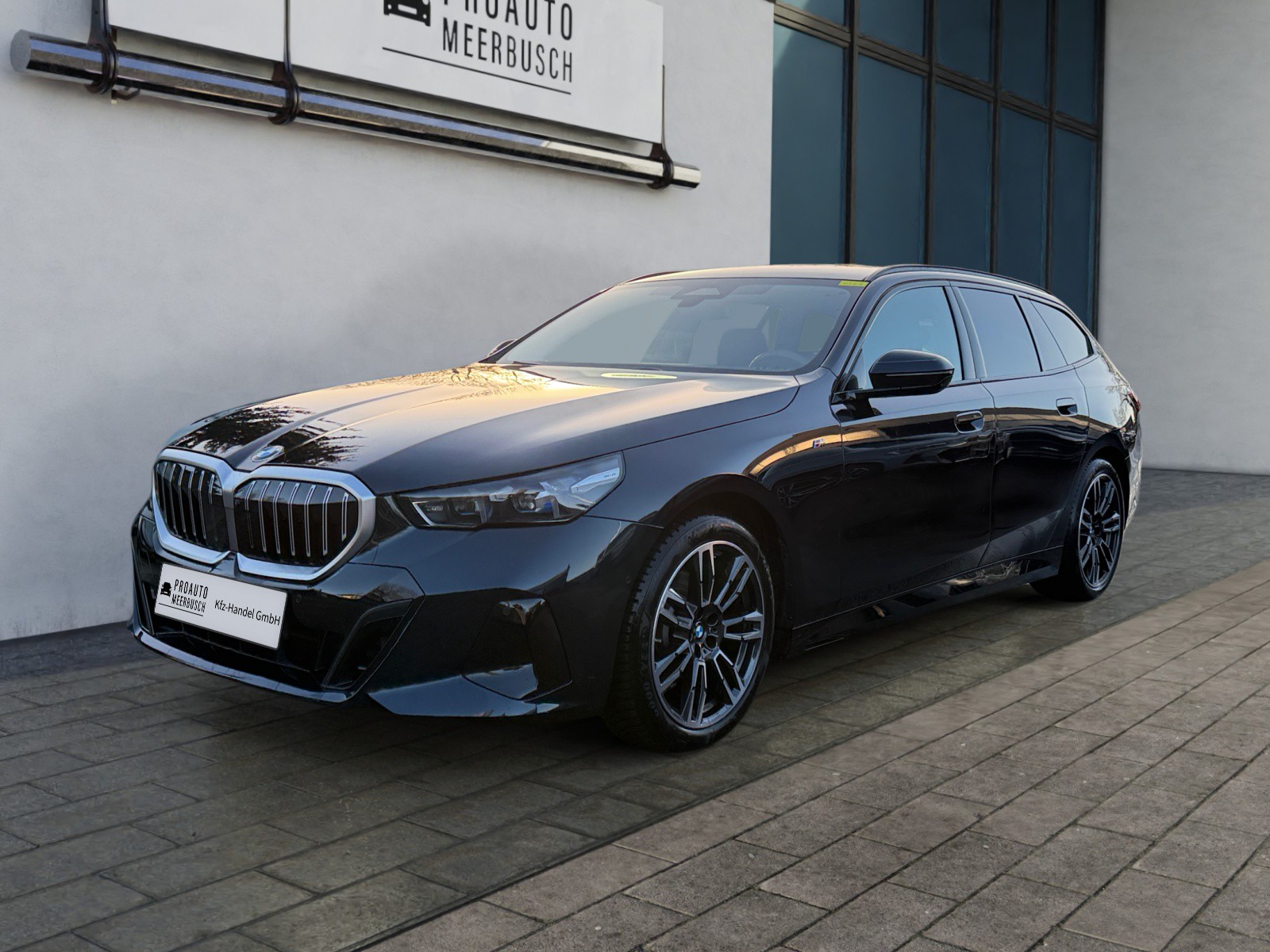 BMW 520i M Sport AHK/MMRY/HUD/PANO/STNDHZNG/H&K/360°