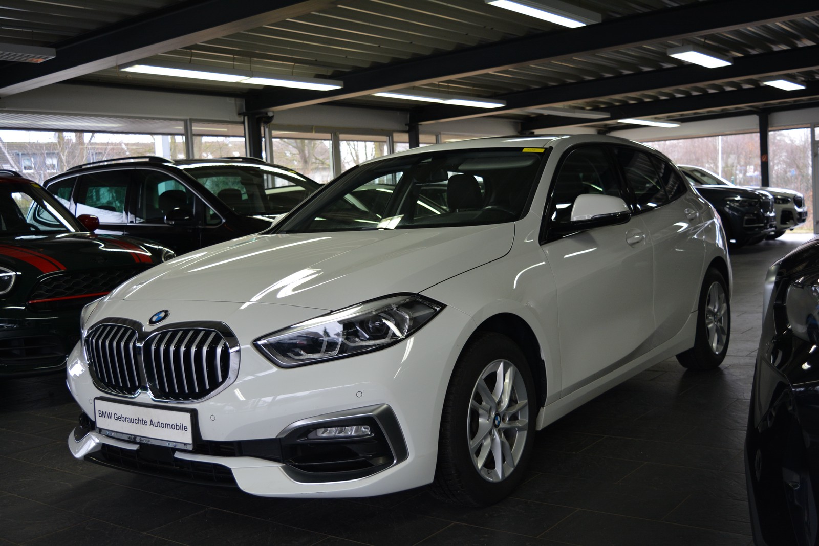 BMW 118i Luxury Line LEDER/PANO/INDUKTIVLADEN/MLENKRAD