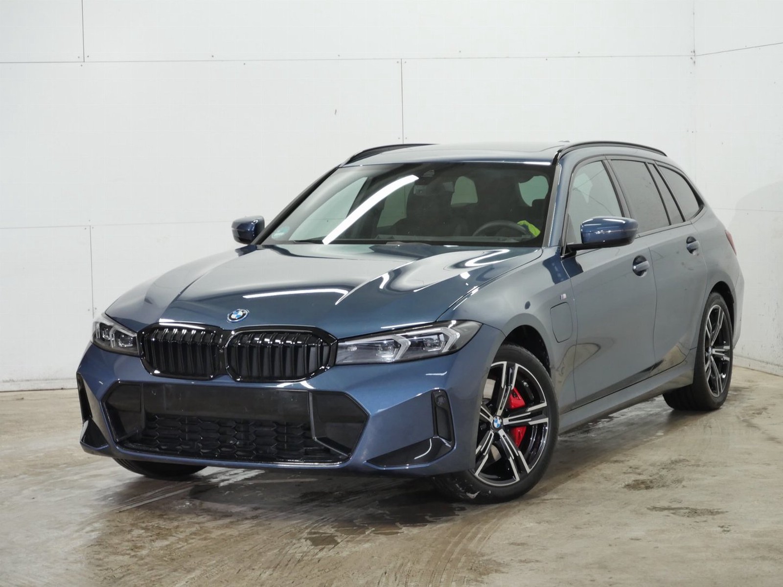 BMW 330e xDrive M Sport PRO HUD/PANO/AHK/MEMRY/ADPLED