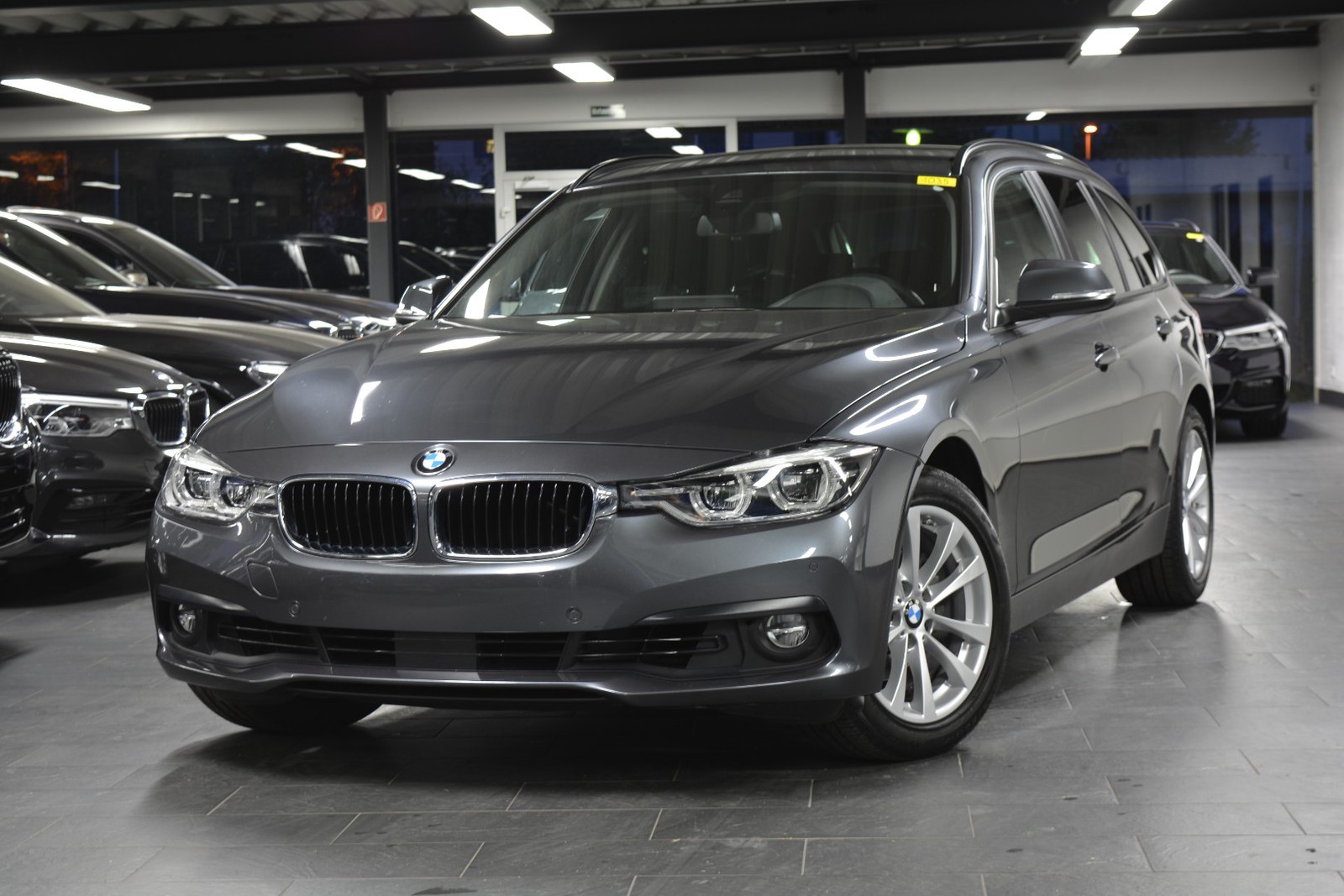 BMW 320i xDrive Advantage Touring/LED/NAVI PROF/RFK