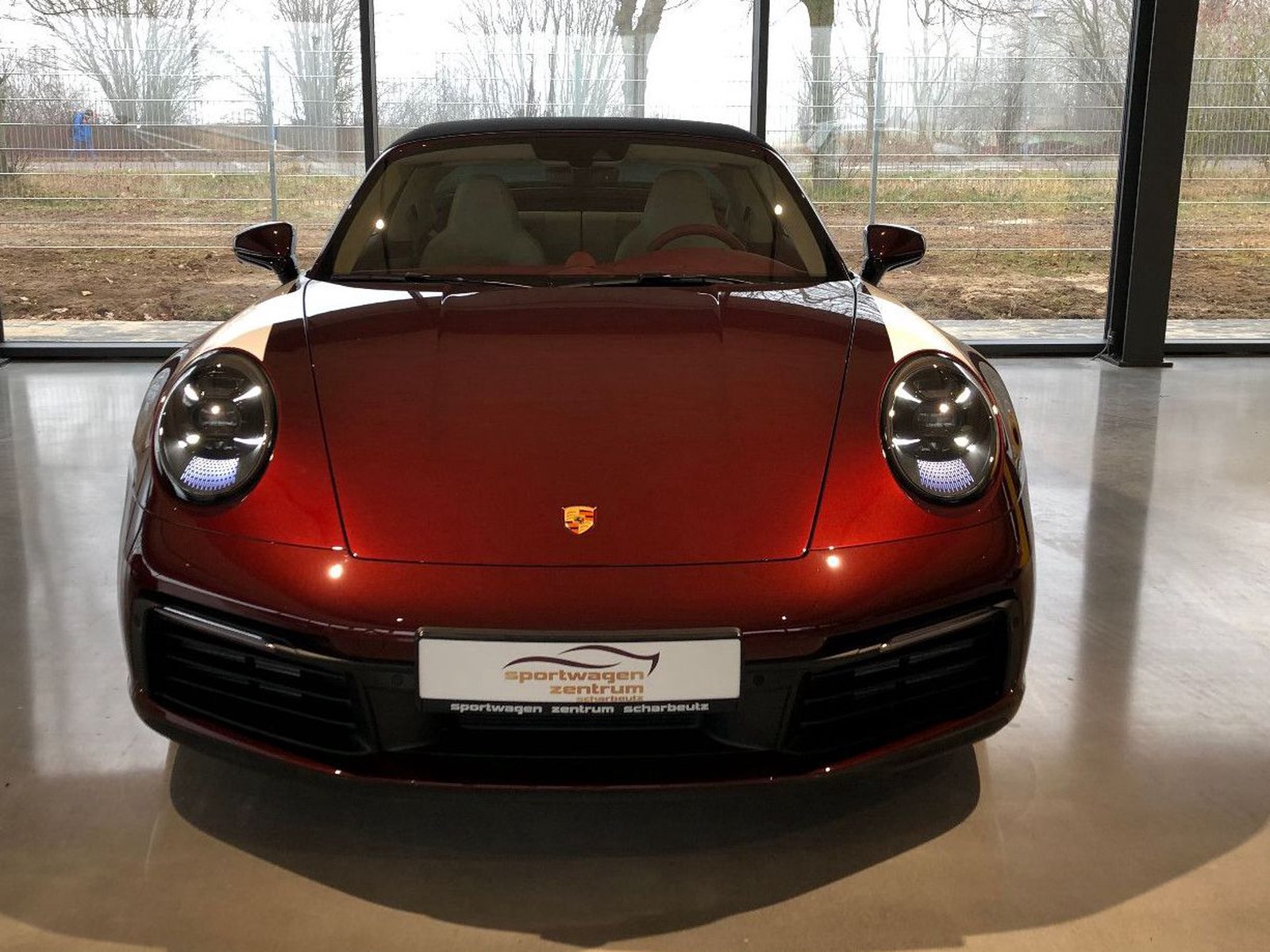 Porsche 992 Targa Heritage Edition mit UHR INSPEKTION NEU