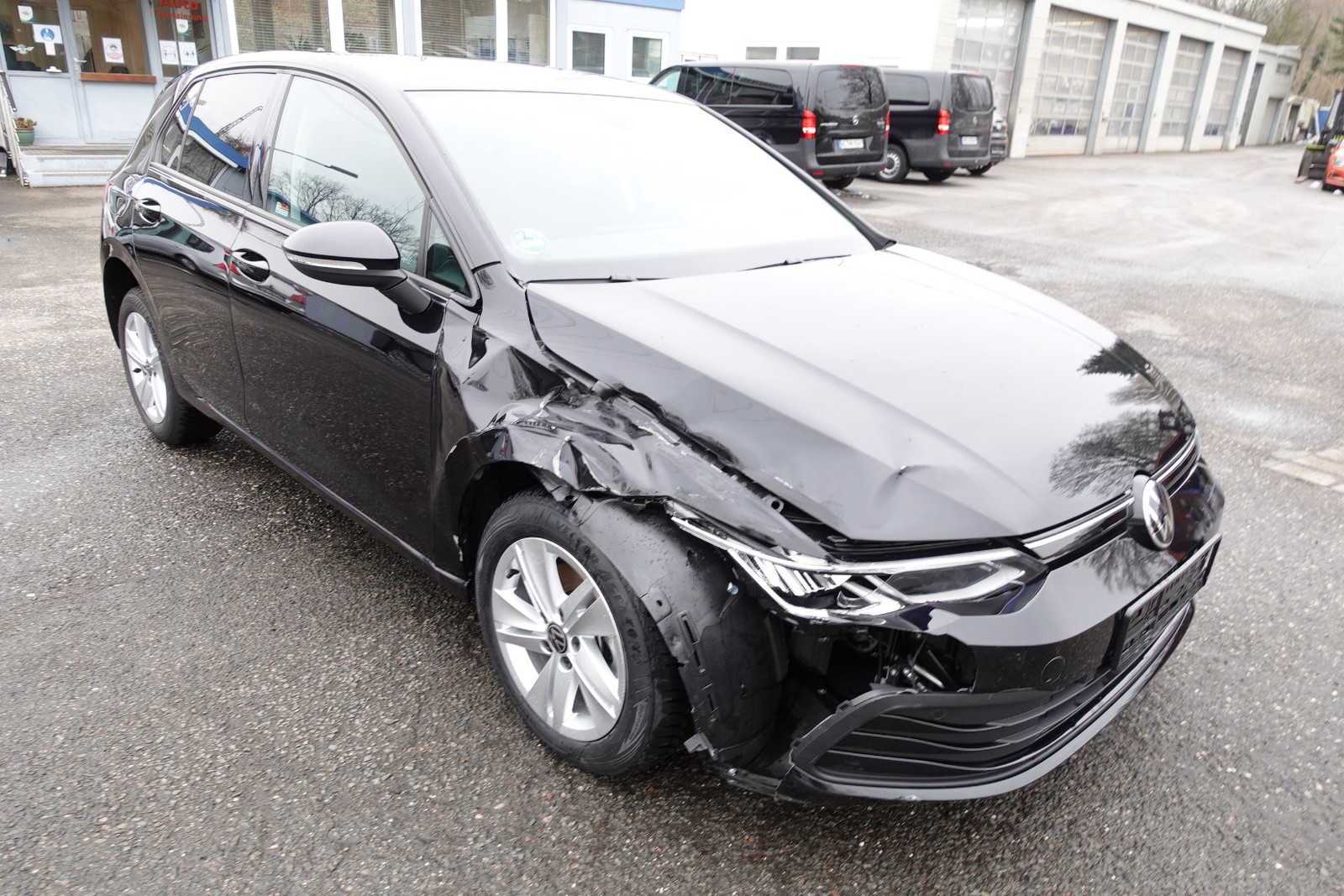 Volkswagen Golf VIII 2.0 TDI DSG Life Loch im Motorblock .Navi. Klimaaut. Autom. SHZ.