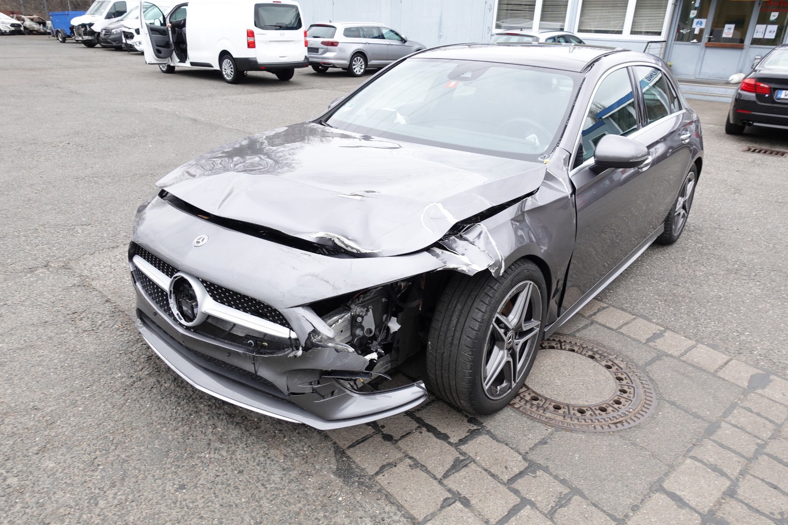 Mercedes-Benz A 180 AMG Line Autom. Navi. Klimaaut. SHZ. Panoramadach. Alu.