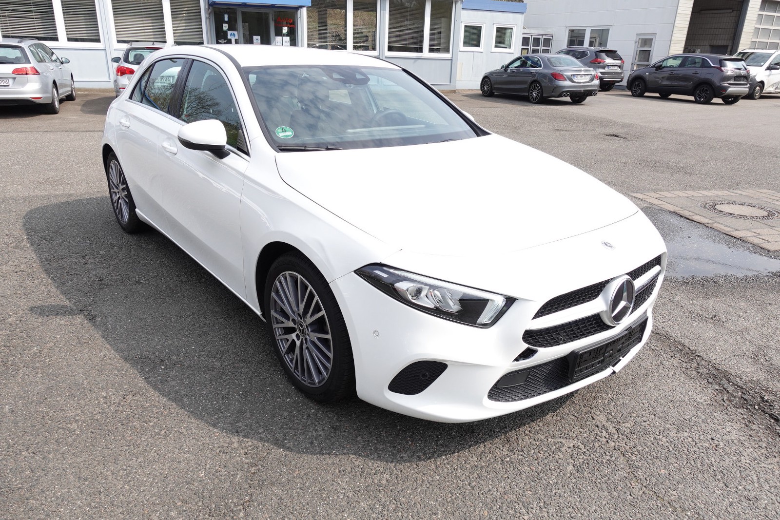 Mercedes-Benz A 180 i Autom. Progressiv Navi. Klimaaut. Alu. SHZ. PDC.