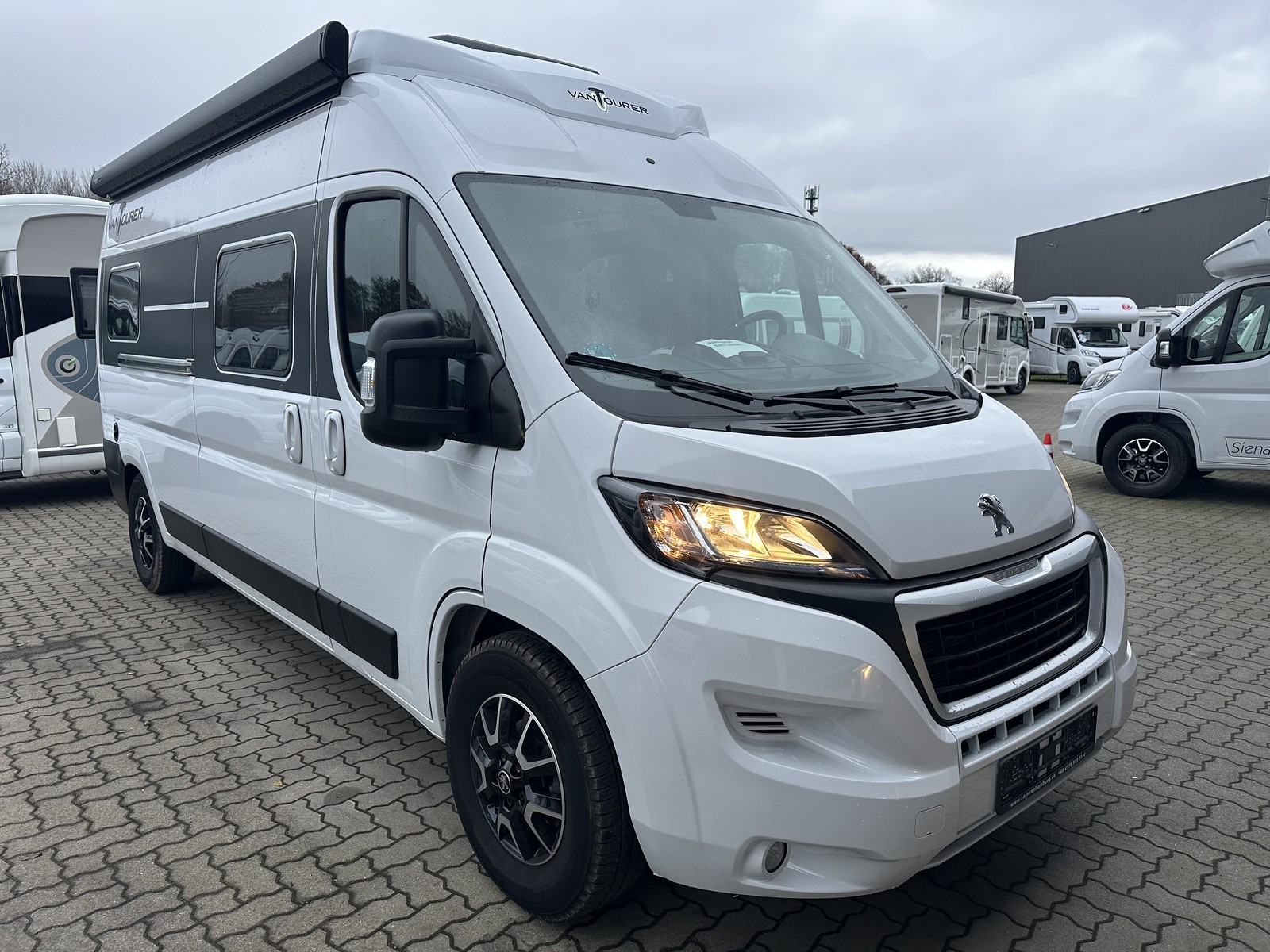 VANTourer 600D Aufstelldach Markise 165 PS Lithium Navi AHK