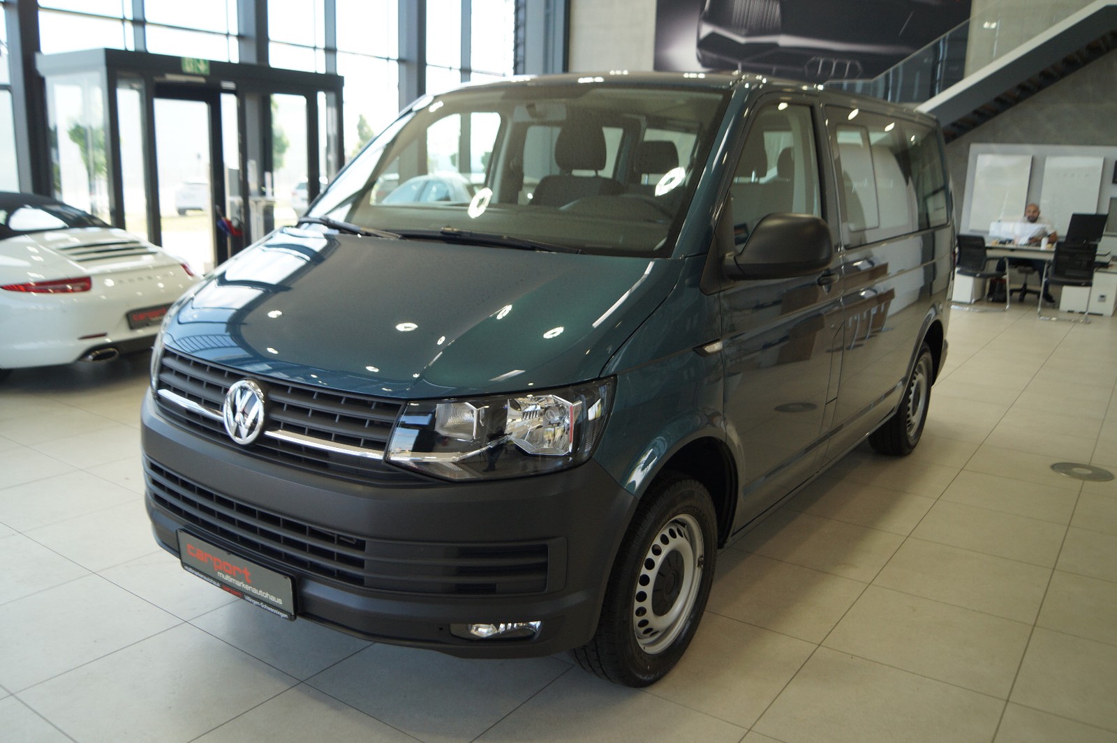 Volkswagen T6 Transporter Kombi AHK PDC SHZ 2.Hand