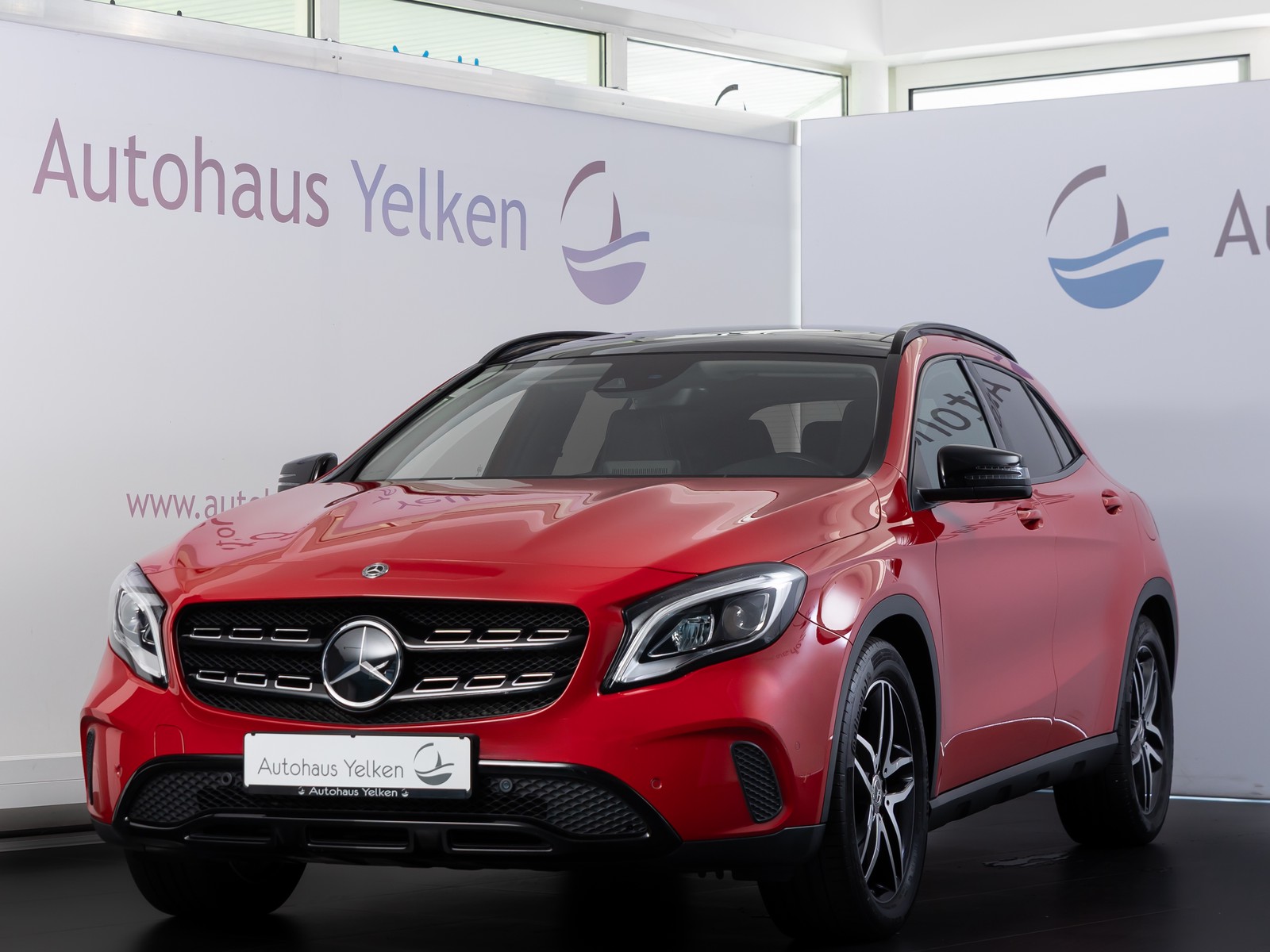 Mercedes-Benz GLA 220d DISTR PANO LED RFK AHK
