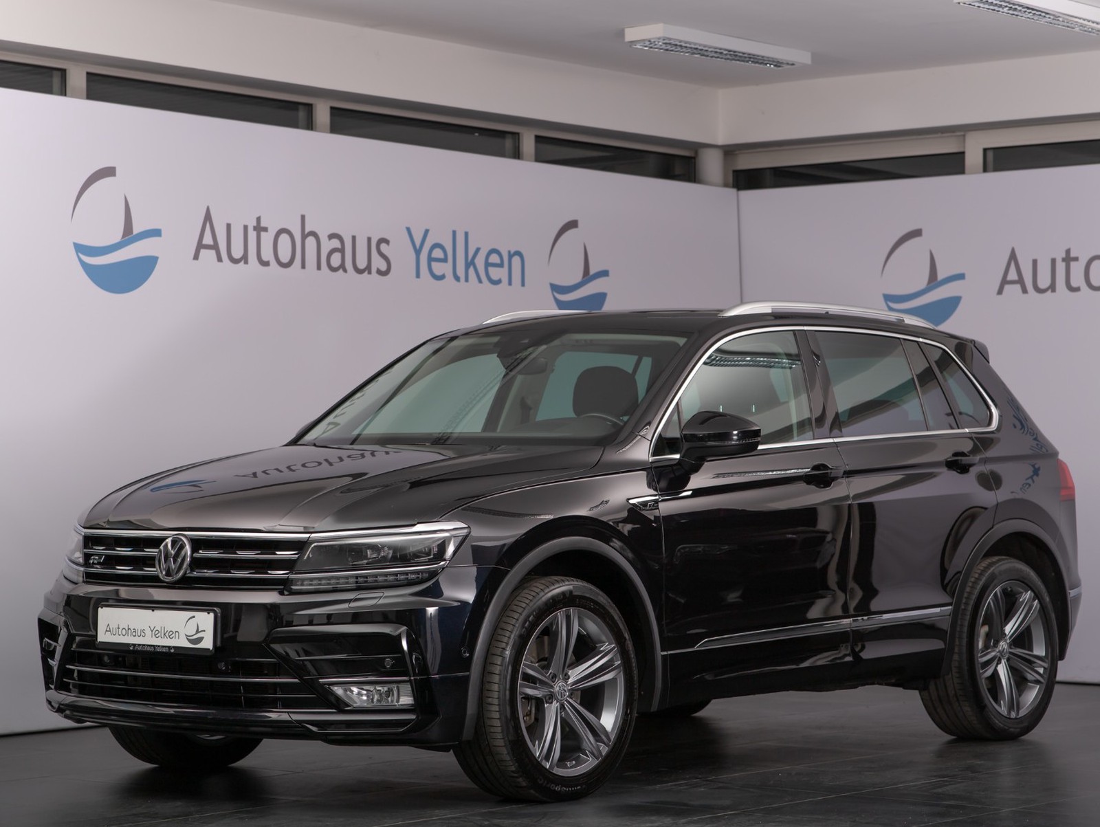 Volkswagen Tiguan 2.0TDI R-LINE AHK PANO MASSAGE RFK HD-UP