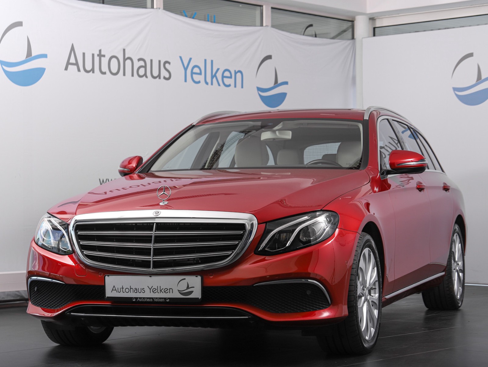 Mercedes-Benz E 350 d LED RFK AMBIENTE DESIGNO-LACK