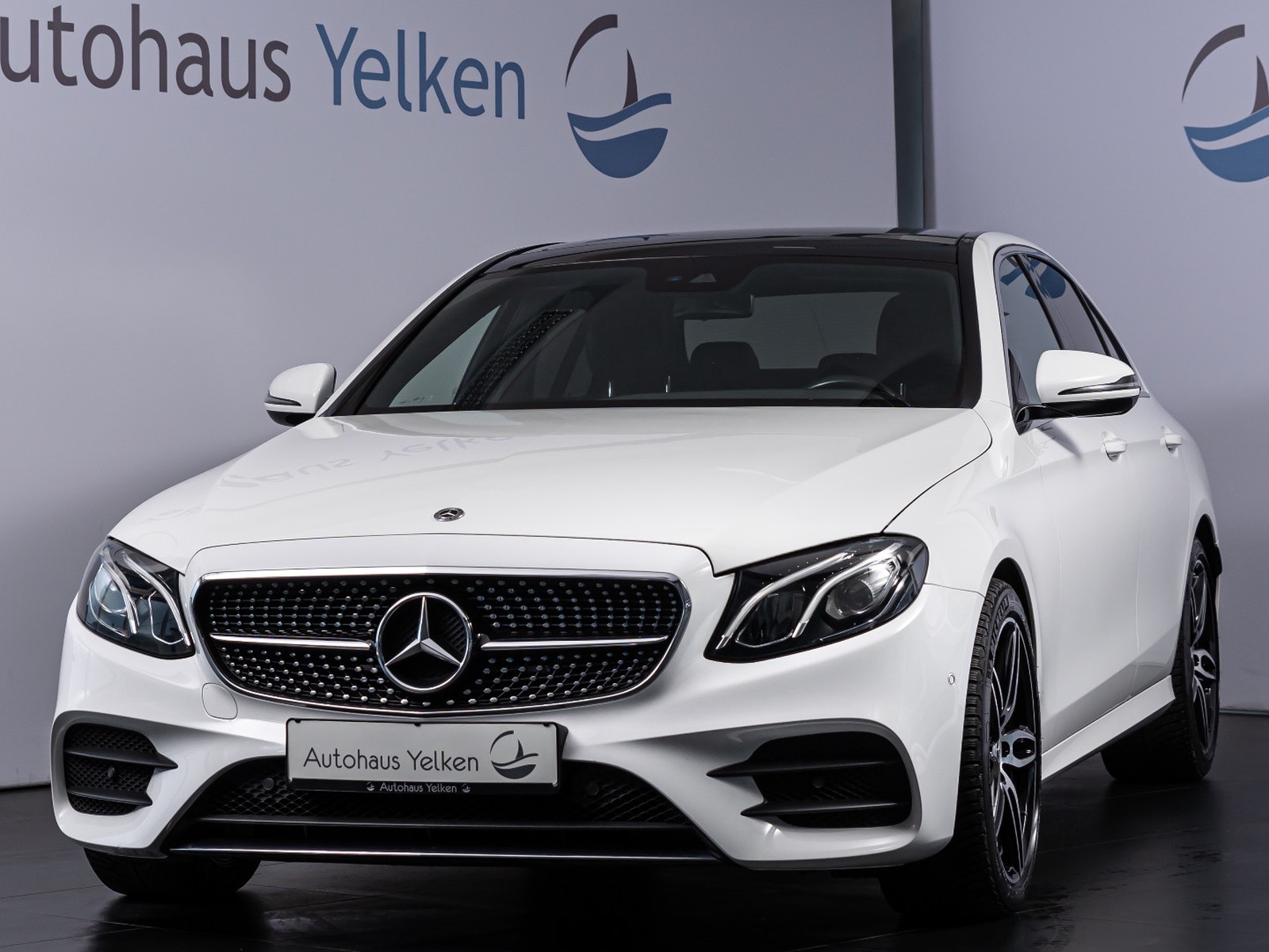 Mercedes-Benz E 220 d PANO AMG-LINE INT. LED COMAND LM 19"AMG