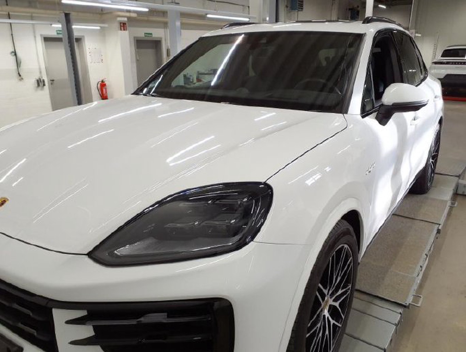 Porsche Cayenne E-Hybrid HD-MATRIX LUFT PANO HUD AHK 21