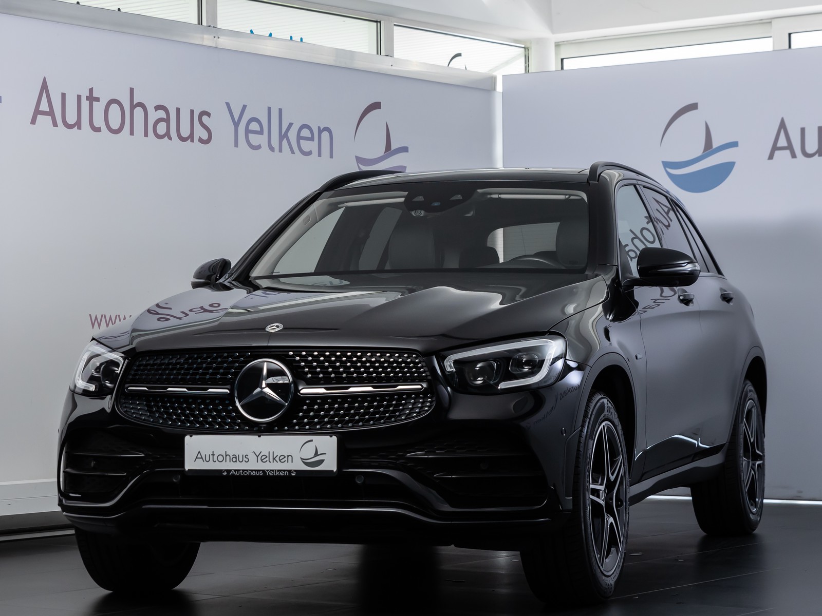 Mercedes-Benz GLC 300e AMG-LINE DISTR PANO AHK HUD BURM 360°