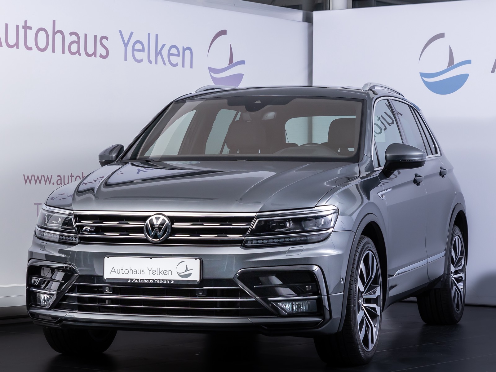 Volkswagen Tiguan Highline 4Motion R-LINE AHK PANO HUD RFK