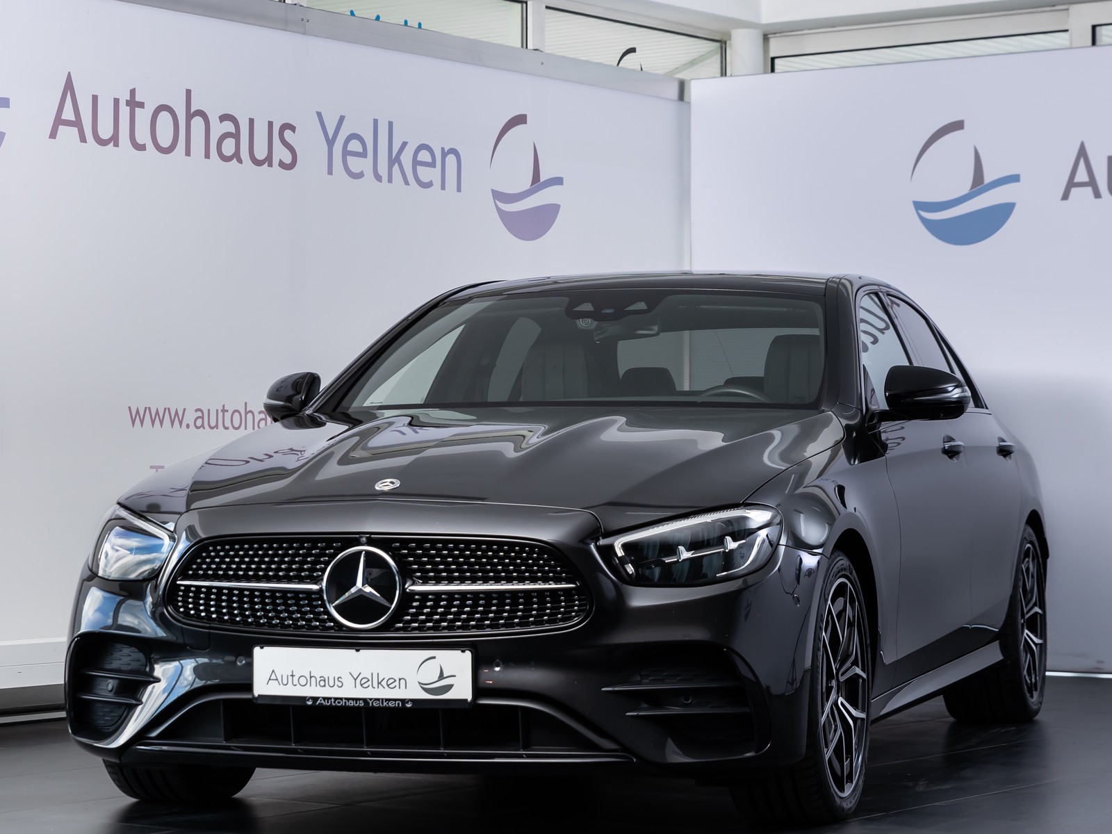 Mercedes-Benz E 300 e AMG LINE DISTR PANO LUFT BURM HUD 360°
