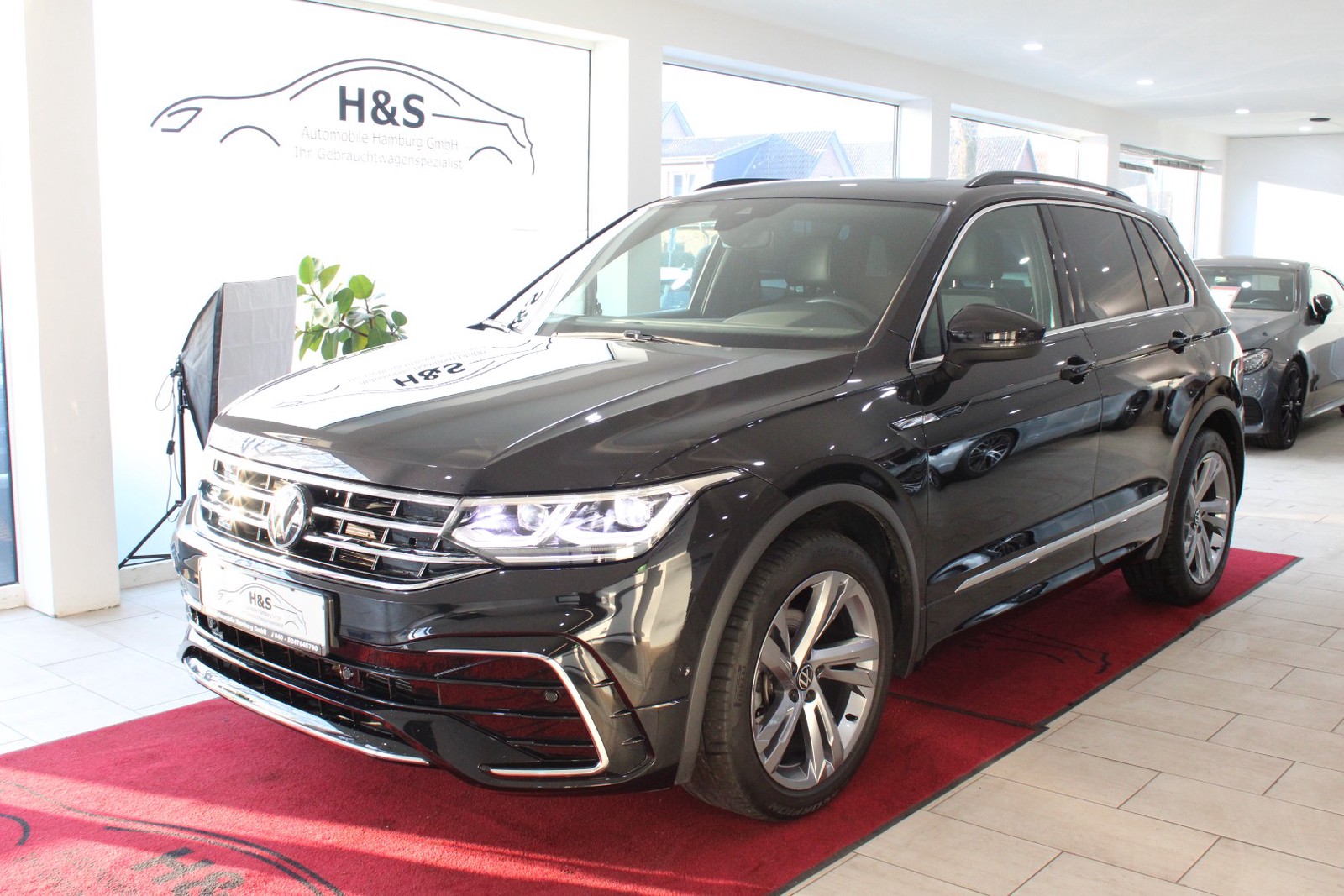 Volkswagen Tiguan 2.0 TDI R-Line *PANO/MATRIX/AHK*