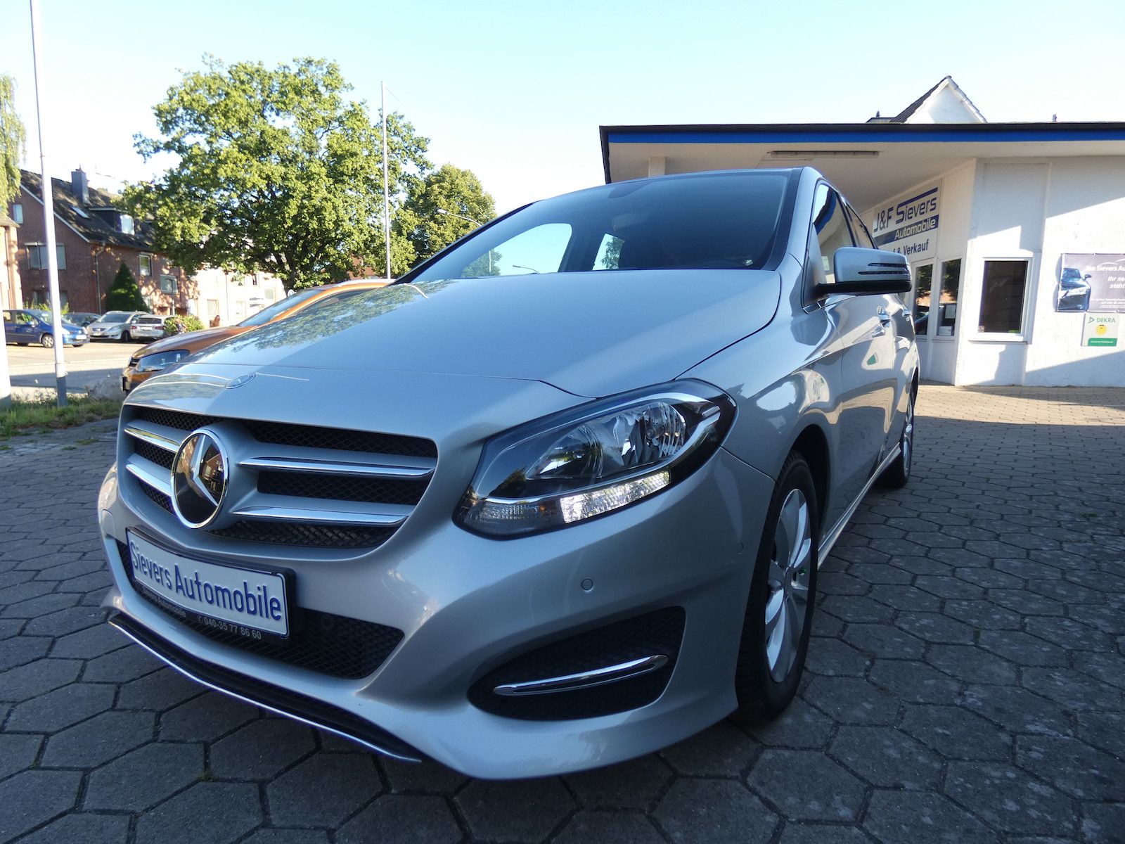 Mercedes-Benz B 180