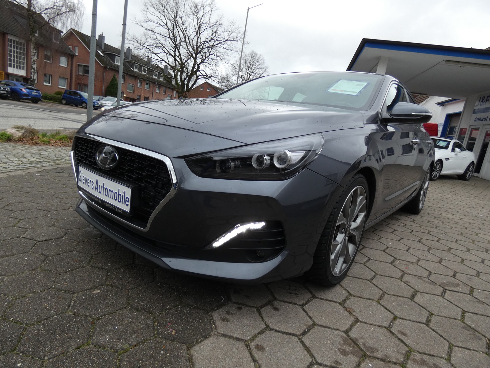 Hyundai i30 Fastback 1,4T-GDI Premium Leder Navi Kamera Glasschiebedach Voll