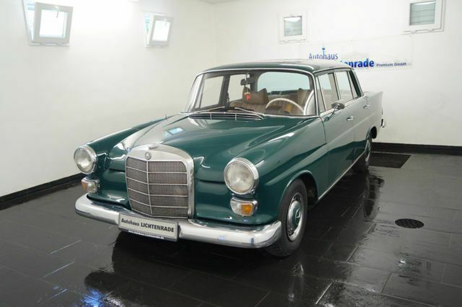 Mercedes-Benz 200 HECKFLOSSE W110 DAIMLER BENZ