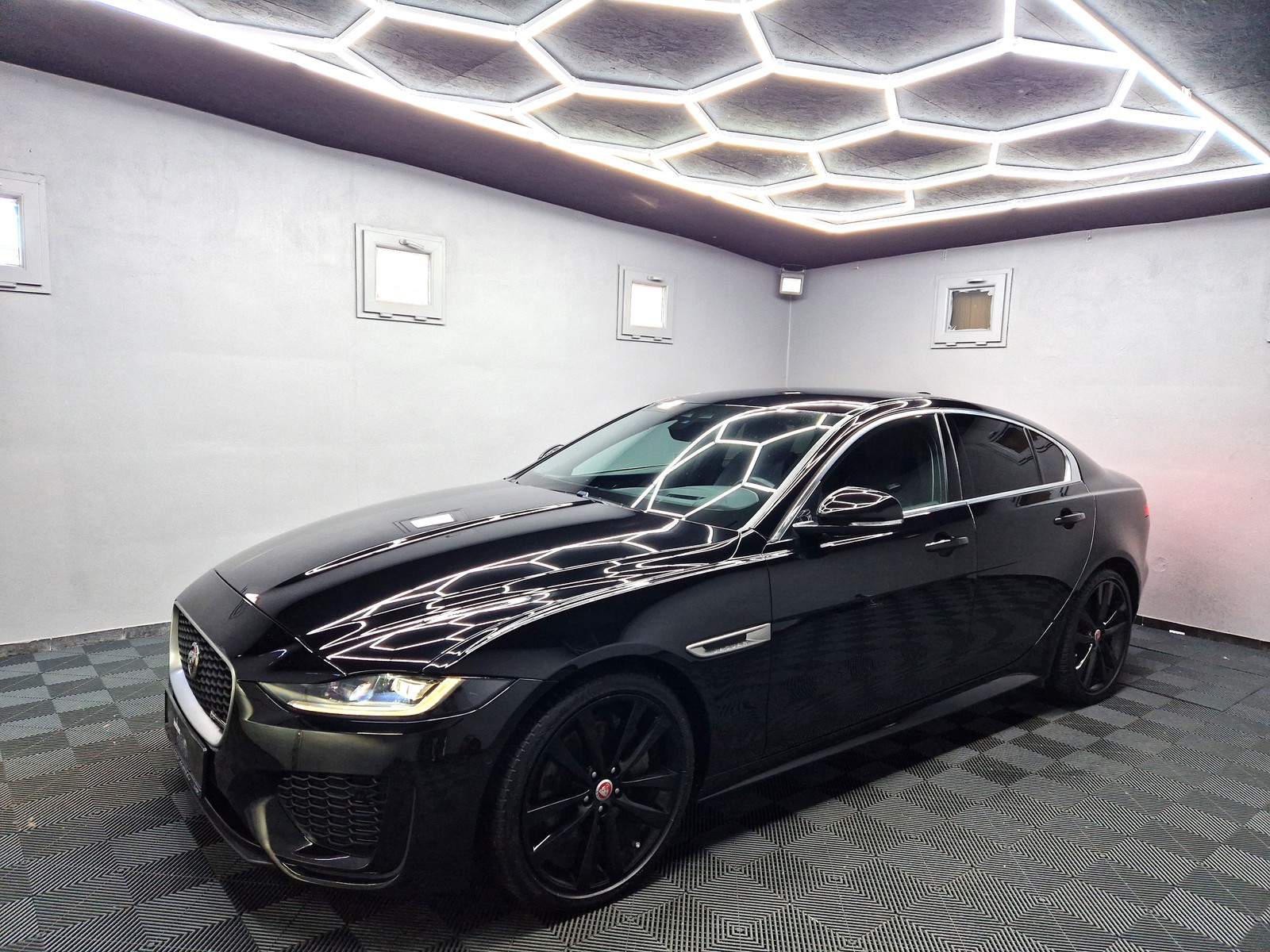 Jaguar XE R-Dynamic|AUTOM|LEDER|NAVI|LED|HEAD-UP-DISP