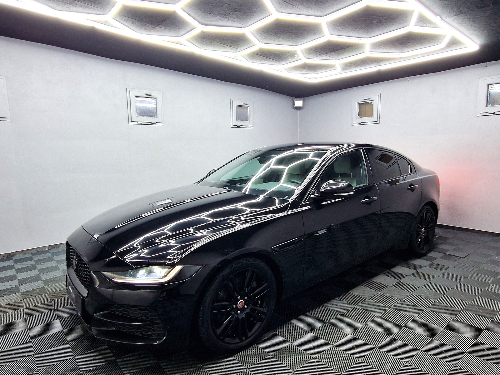 Jaguar XE D 200 SE |AUTOM|LEDER|NAVI|ACC|LED|STANDHEIZUNG|